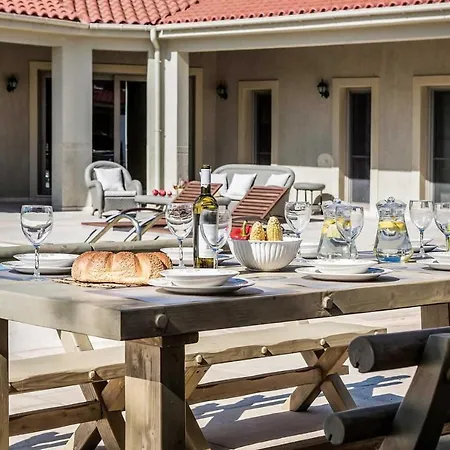 Villa Kato Sleeps 8 With Pool Air Con And Wifi *