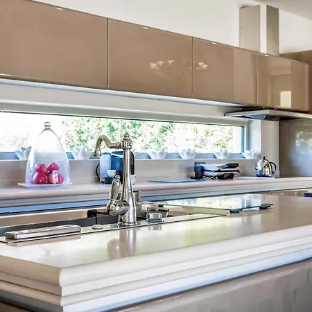 Villa Kato Sleeps 8 With Pool Air Con And Wifi