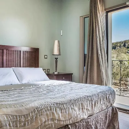 Villa Kato Sleeps 8 With Pool Air Con And Wifi
