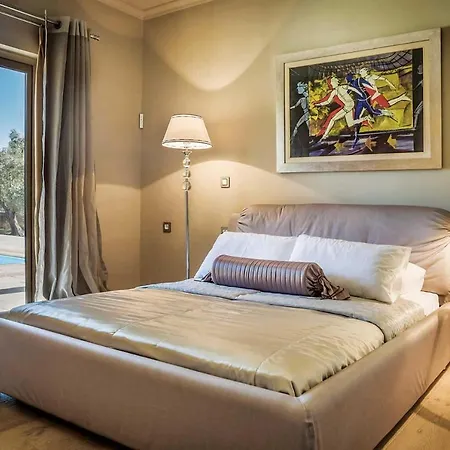 Kato Sleeps 8 With Pool Air Con And Wifi